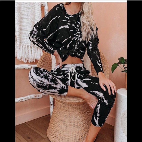 Black & White Top - Picture 2 of 4